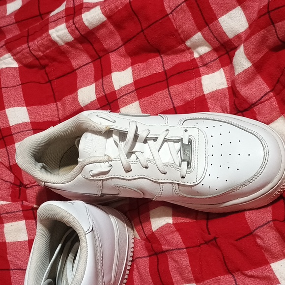 White Nike Air Force 1s size 7y great condition - Picture 3 of 4